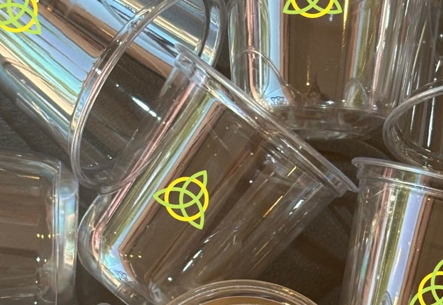 Vasos de Jetsetters apilados, cada uno con nuestro sello, con café helado servido