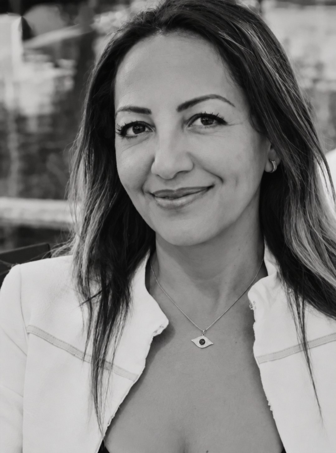 Black-and-white portrait of Karina García Seminatore, founder of Jetsetters.