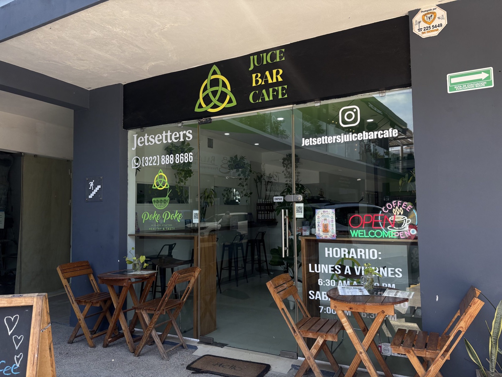 The real Jetsetters Juice Bar & Cafe storefront, with its sign and logo, at Plaza Bahía
