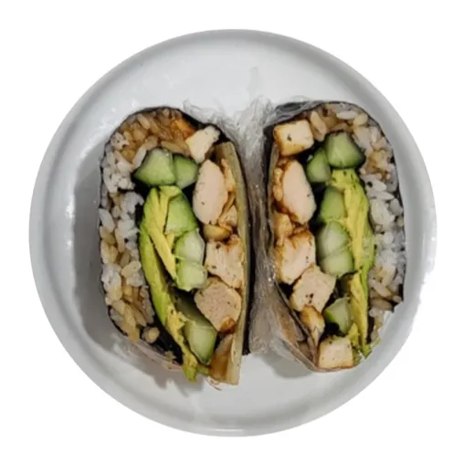 Un rollo de arroz envuelto en alga nori, cortado a la mitad, relleno de pollo, aguacate y pepino.