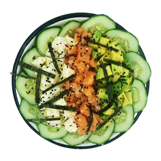 Cubos de pescado color salmón, cubos blancos y aguacate en cubos sobre arroz, con tiras de alga nori, ajonjolí y un borde de pepino.