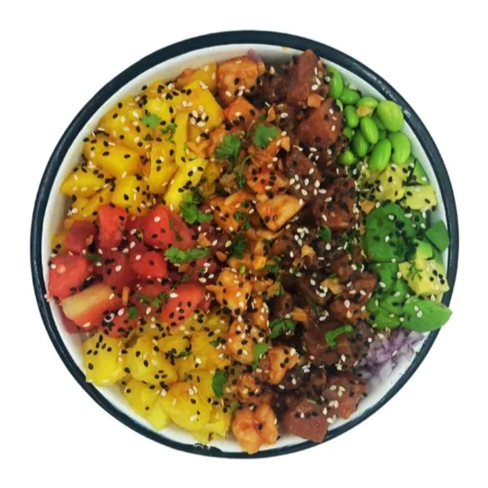 Bowl de poke mixto con proteína en cubos bañada en salsa oscura, cilantro, mango, fresa, edamame, aguacate y col morada rallada, con ajonjolí.