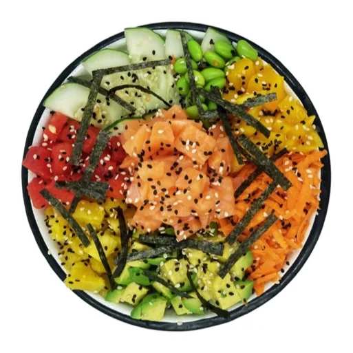 Bowl de poke colorido con pescado color salmón en cubos, mango, sandía, zanahoria rallada, edamame, aguacate y pepino, con alga nori y ajonjolí.