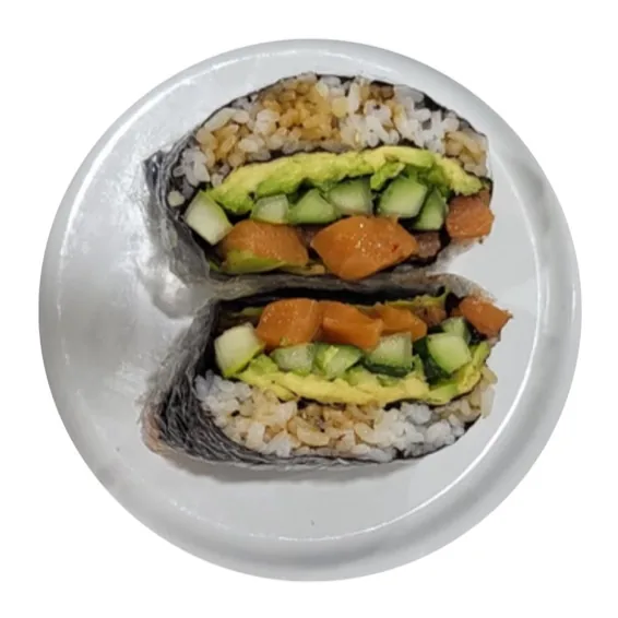 Un rollo de arroz envuelto en alga nori, cortado a la mitad, relleno de pescado color salmón en cubos, aguacate y pepino.