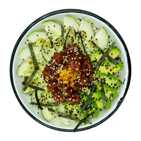 Pescado en cubos bañado en salsa roja picante, con aguacate en rebanadas, pepino, tiras de alga nori y ajonjolí.