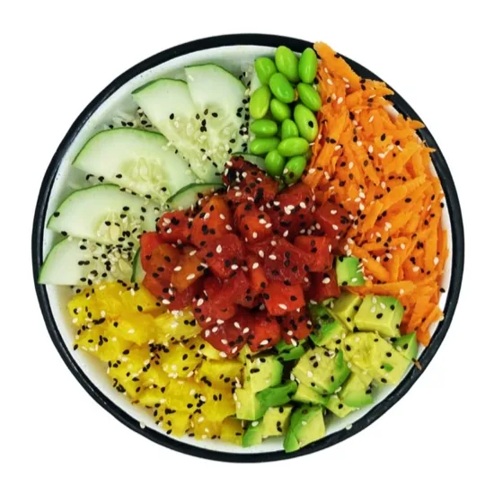 Bowl de poke vegano con cubos rojos, edamame, zanahoria rallada, aguacate, mango, pepino y ajonjolí.
