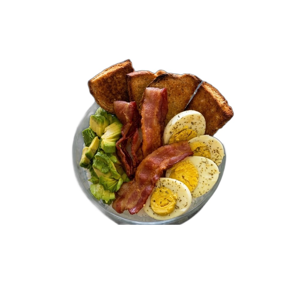 Bowl Protein Poke con tocino, huevo cocido en rodajas, aguacate en cubos y pan tostado.